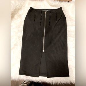 👚(bundle 4 items w/👚for $16) Black pencil skirt